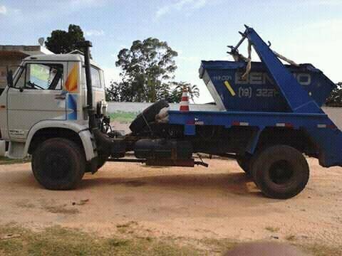Caminhão da Benício transportando uma caçamba de entulho, em foto da empresa
